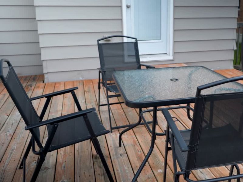 metalni sto i stolice za terasu